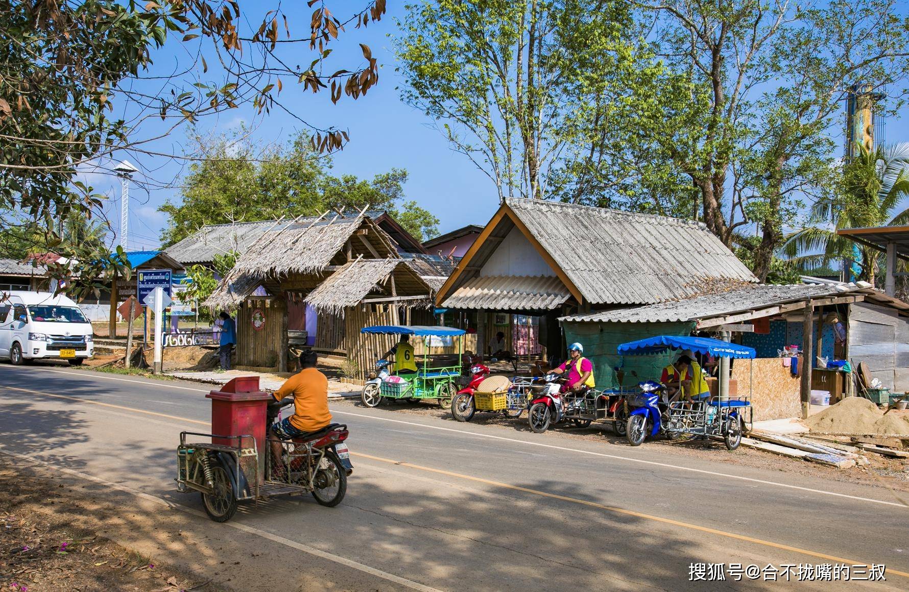 泰国有个穷村,但村里河沟满是宝石,游客随便拿,全部免费