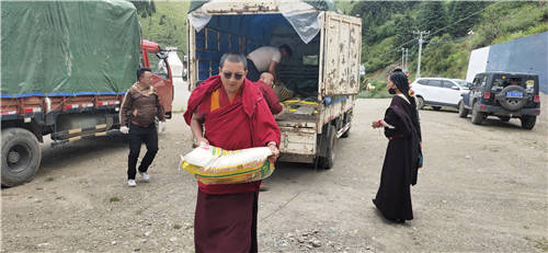 高原爱心行走进四川省甘孜州德格县俄支乡慰问寺院尼姑