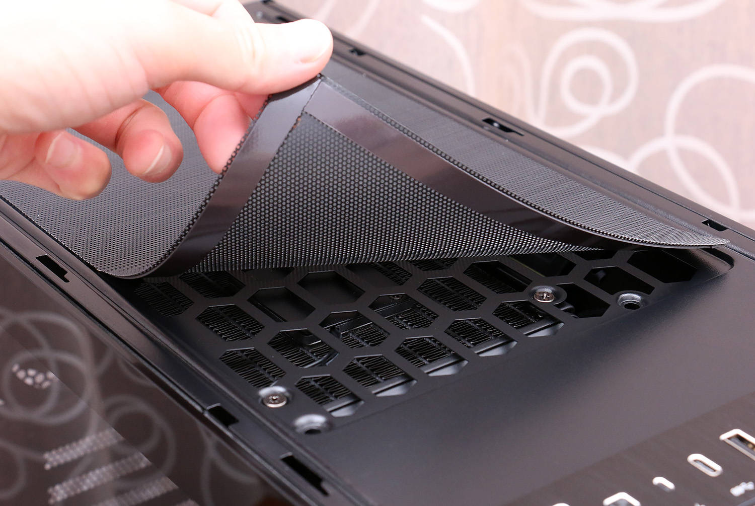 主机顶部出风口与前面板进风口都加装了防尘网,可随时拆下清洗.