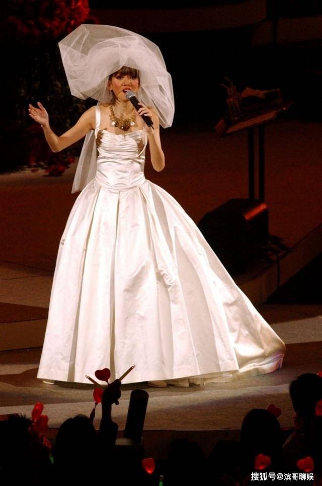 梅艳芳因为拒绝切除子宫而离世,她母亲却把她的遗物都拿出拍卖_演唱会