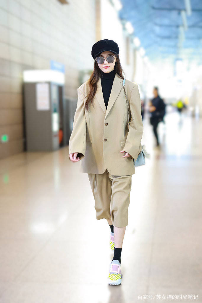 显得|最近流行起了一种穿法，叫“西装+肥宅裤”，明星们早就安排上了