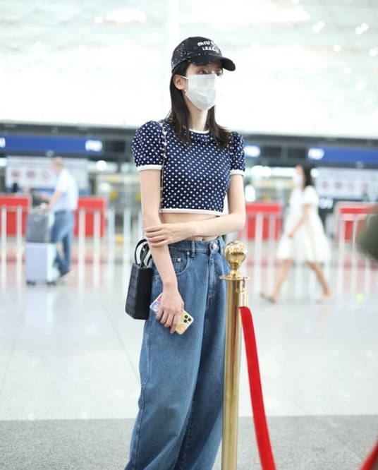 身材|乔欣的腰也太“细”了吧，裤腰都变得松垮下垂，配短上衣真博眼球