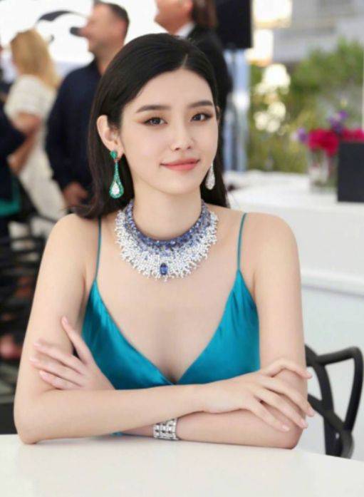 官宣|不顾孕期奚梦瑶？何猷君为妹妹庆生包场夜店，身旁美女陪伴显暧昧