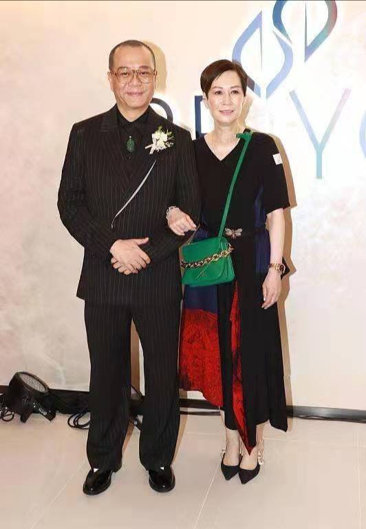 黑色|欧阳震华夫妇合体现身，豪门娇妻罕露面好干练，短发凌厉太有气场