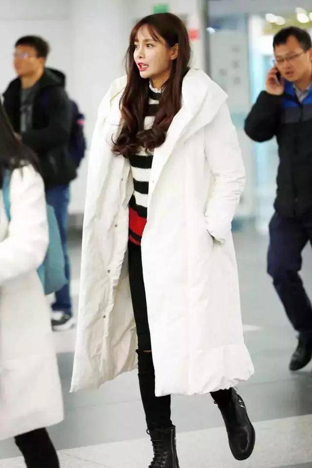 黑色|会穿的女人都拒绝穿黑色系，显老！都穿这款天使色羽绒服，超显白