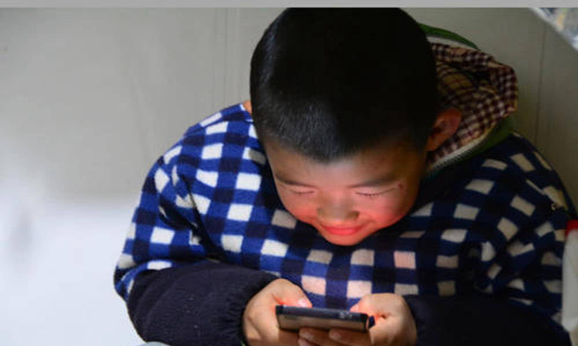 黑色|美国科学家证实：孩子喜欢的颜色暗藏性格缺陷，偏爱黑色要留意了