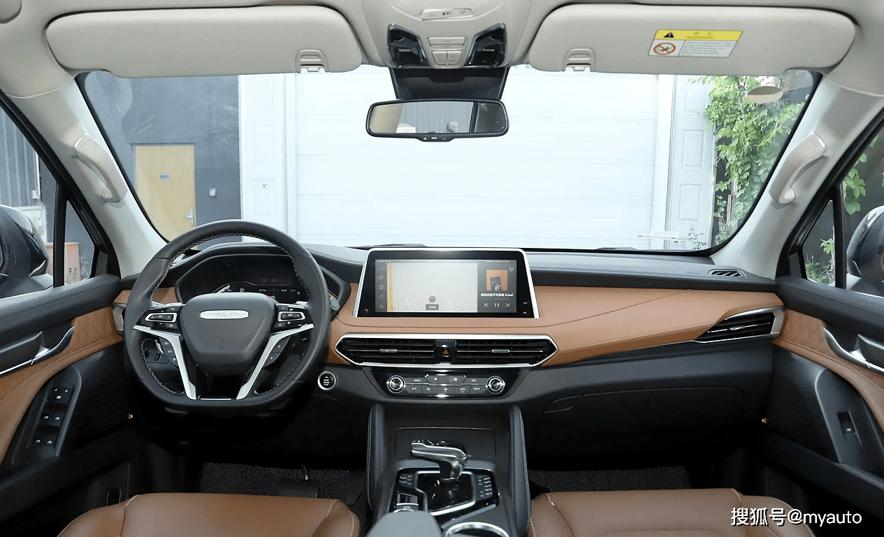 内饰部分,2021款大通d90 pro内饰风格比较简洁,搭载的是8英寸的液晶