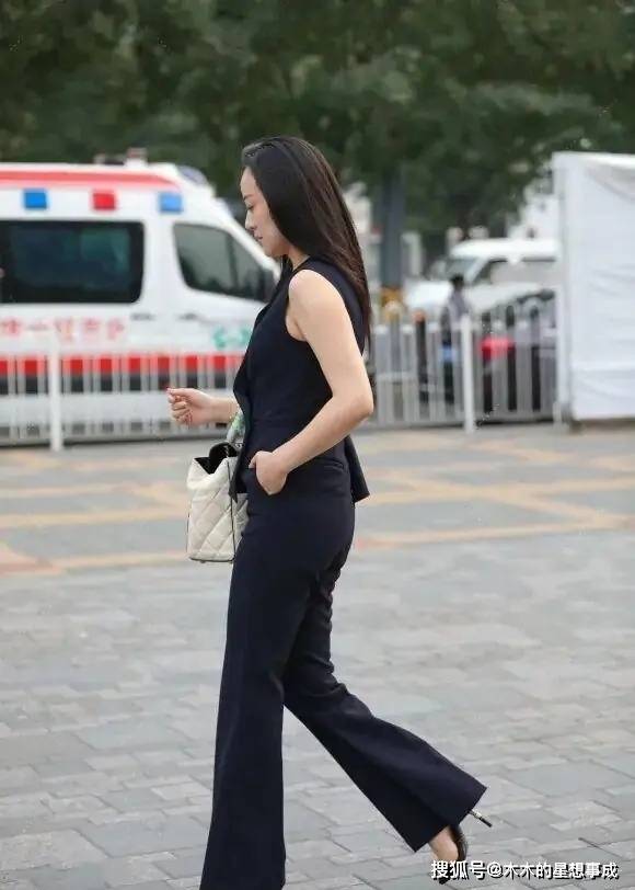 大部分|阔腿裤只有中年女士穿？大部分人存在误解，这样穿优雅大气
