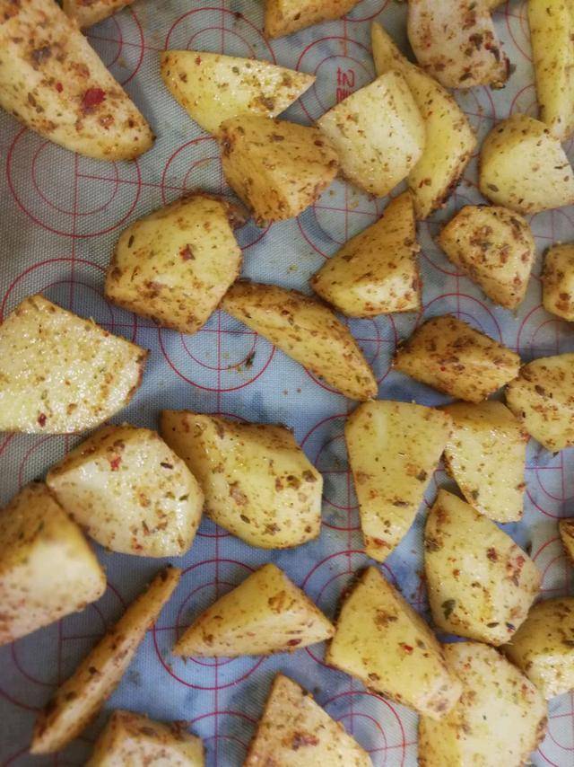 辣椒粉|自己在家做零食,操作简单又美味,换着花样吃土豆