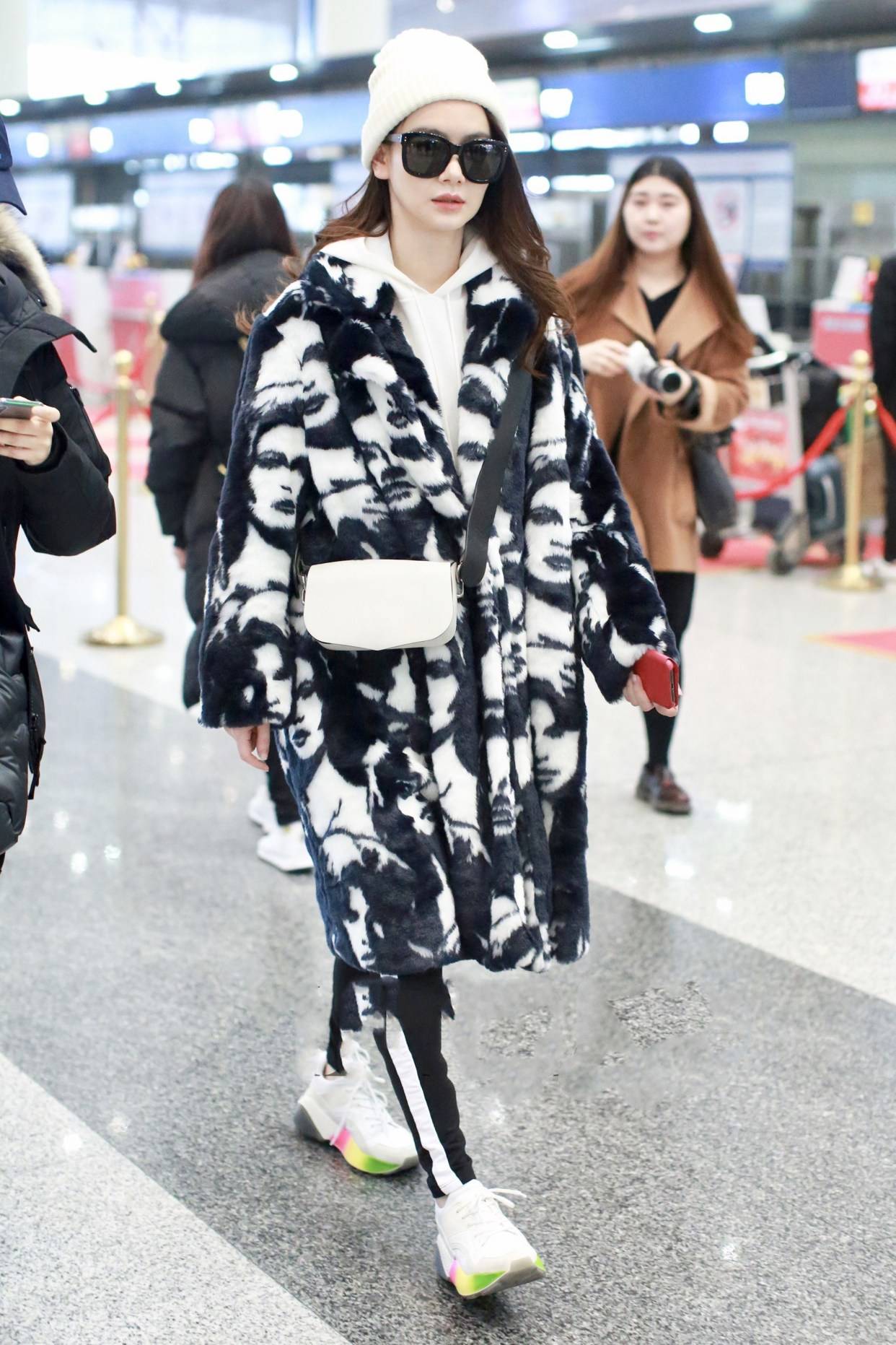 运动鞋|今年超流行“运动鞋+大衣”的搭配，减龄又洋气，明星都在穿！