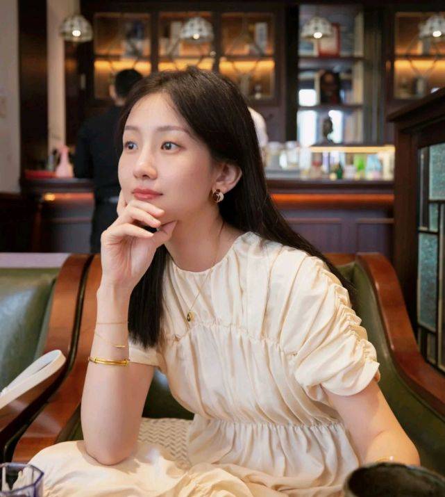 服装|不起眼的基础款服装怎么搭配才好看？只要穿对了，气质不输超模