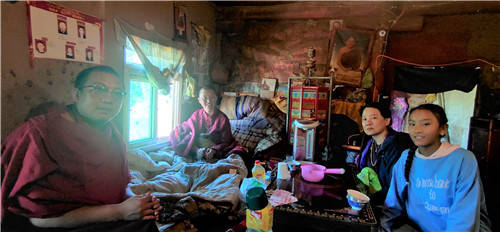 高原爱心行走进四川省甘孜州德格县俄支乡慰问寺院尼姑