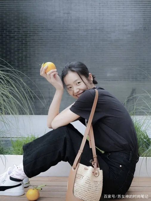 材质|女人不管穿什么，都别配链条包，今年流行“抽绳包”，百搭又时髦