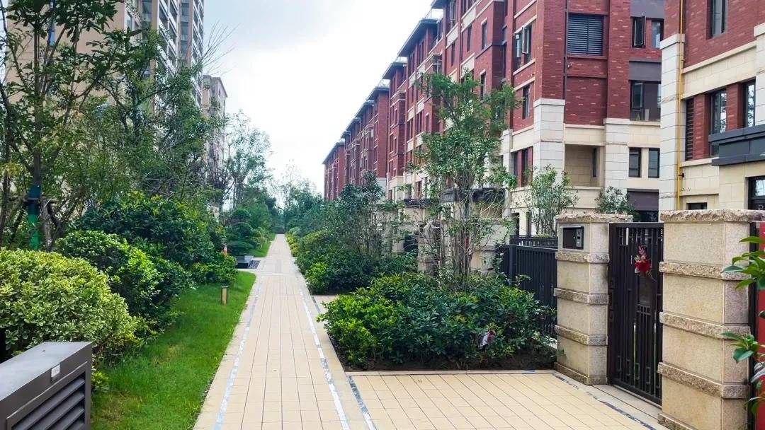 项目位于建筑密度最低的秦汉新城,是距离市政府最近的城市别墅,临近