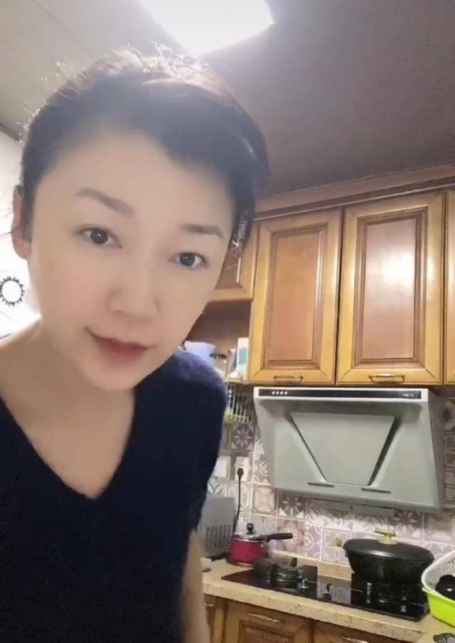 俞白眉|38岁女星直言早晨带娃如打仗,6点起床做饭,孩子走了自己才能吃