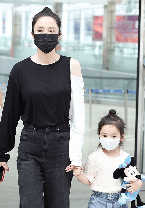 黑色|董璇穿衣真没“中年感”,一身黑白配看似简单质朴,却意外高级