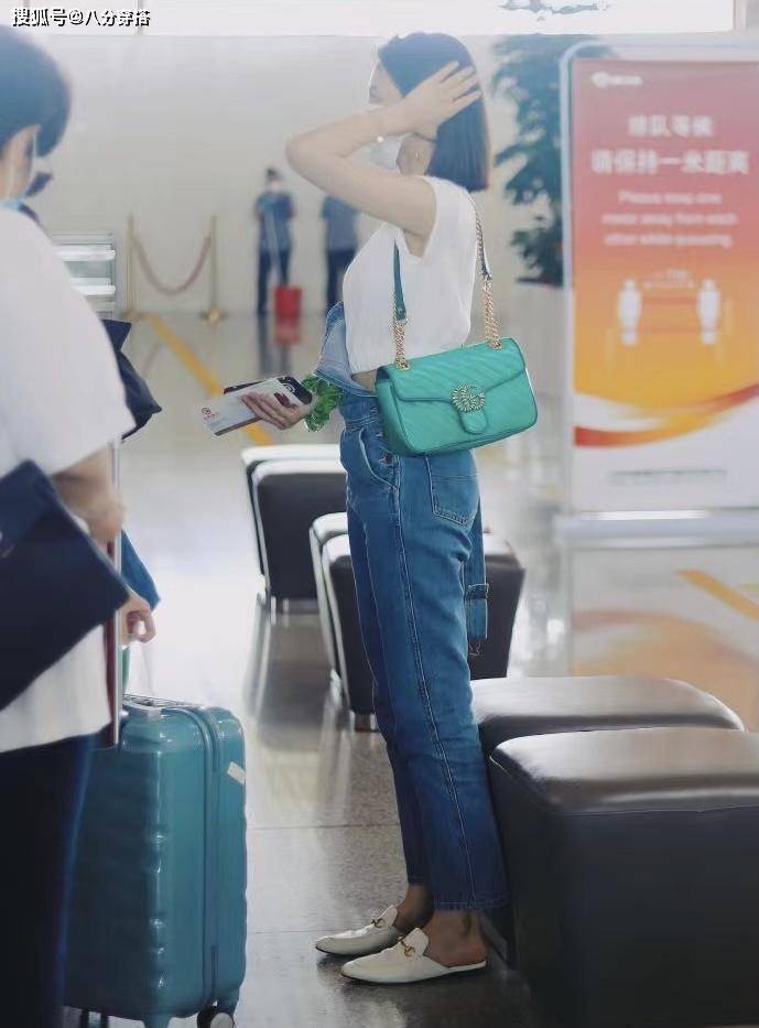 好身材|宋祖儿又不好好穿衣,白T恤配牛仔背带裤,只扣一边太个性