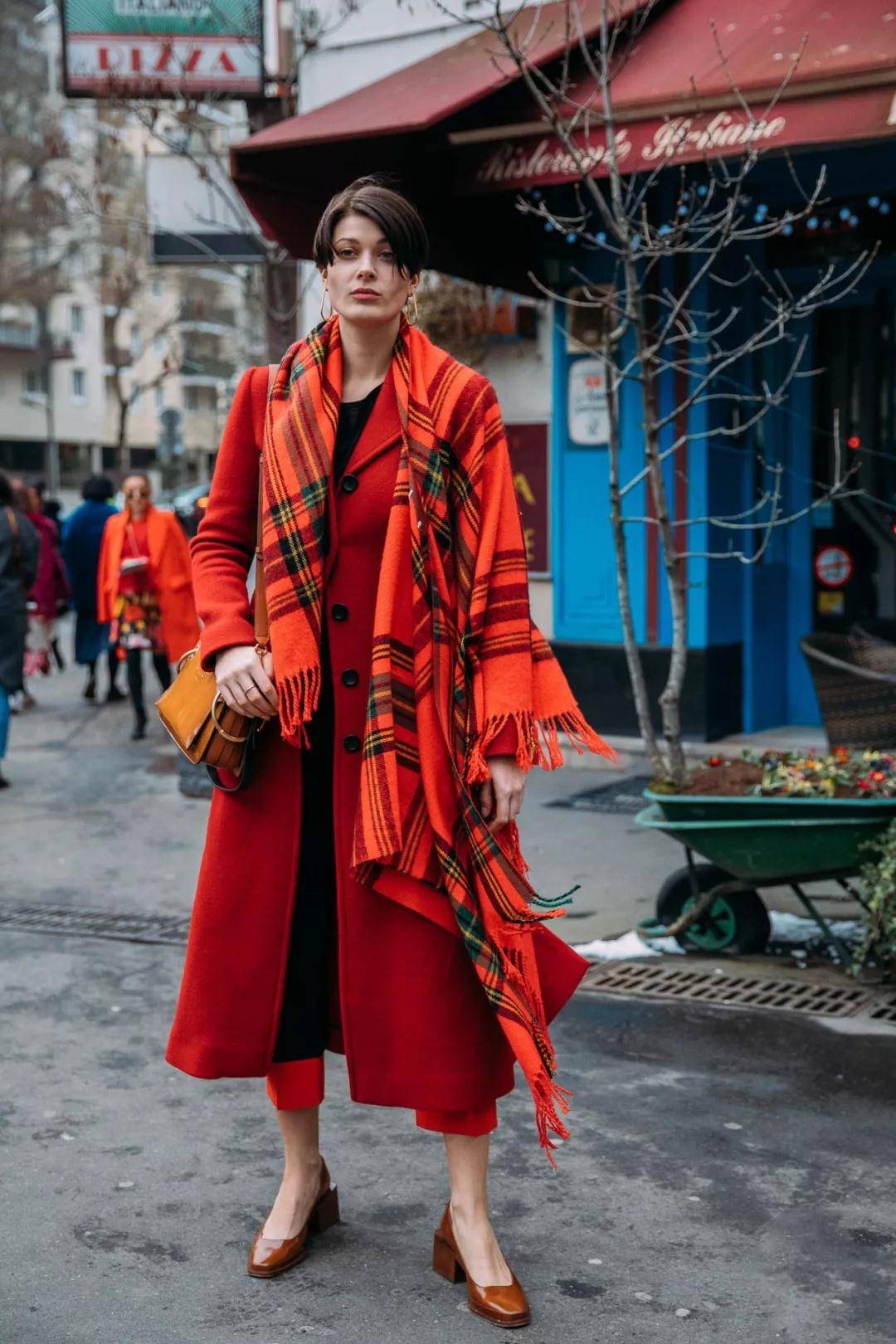 种系|大衣这么上档次,别让围巾减了分!试试这几种系法,高级又洋气