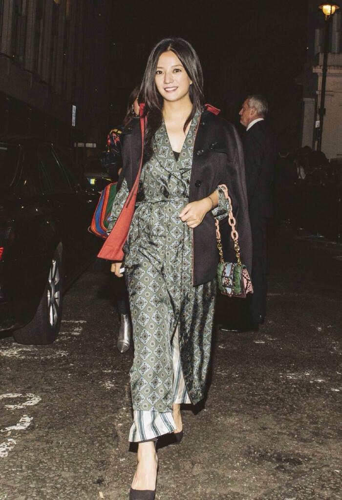 黑色|奔四女人别总羽绒服配打底裤，学赵薇这样穿时髦又高级，美到犯规