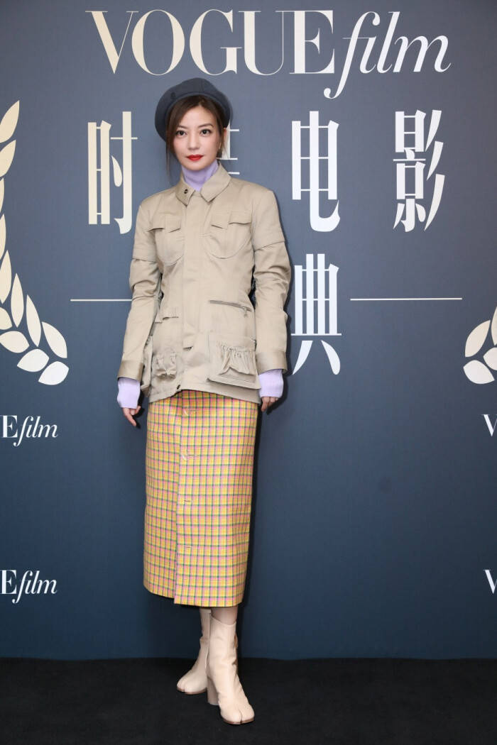 黑色|奔四女人别总羽绒服配打底裤，学赵薇这样穿时髦又高级，美到犯规