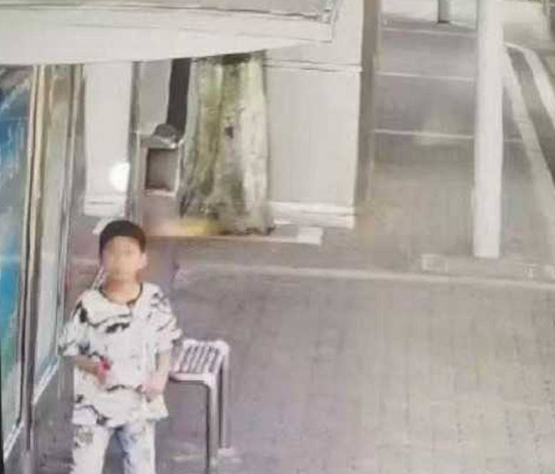 同学|10岁男孩因“压力山大”离家出走,失踪57小时后,在同学家找到