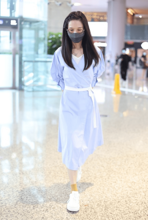 亮点|55岁李若彤太会玩，不露脚踝反而把袜子露出来穿，却意外有减龄感