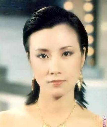 72岁汪明荃婚姻坎坷 与罗家英相恋21年后结婚 与子偕老很幸福 演艺