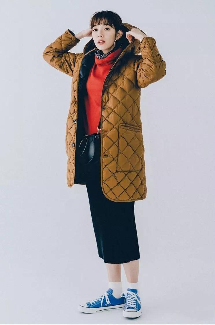 显得|“大衣”已经不时兴了，“奶奶风棉服”才是今年主流，明星都上头
