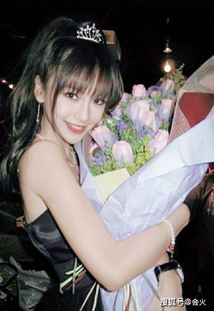 粉色|baby路透照曝光，穿超短裤一双美腿又细又直，手上一块表镶满钻