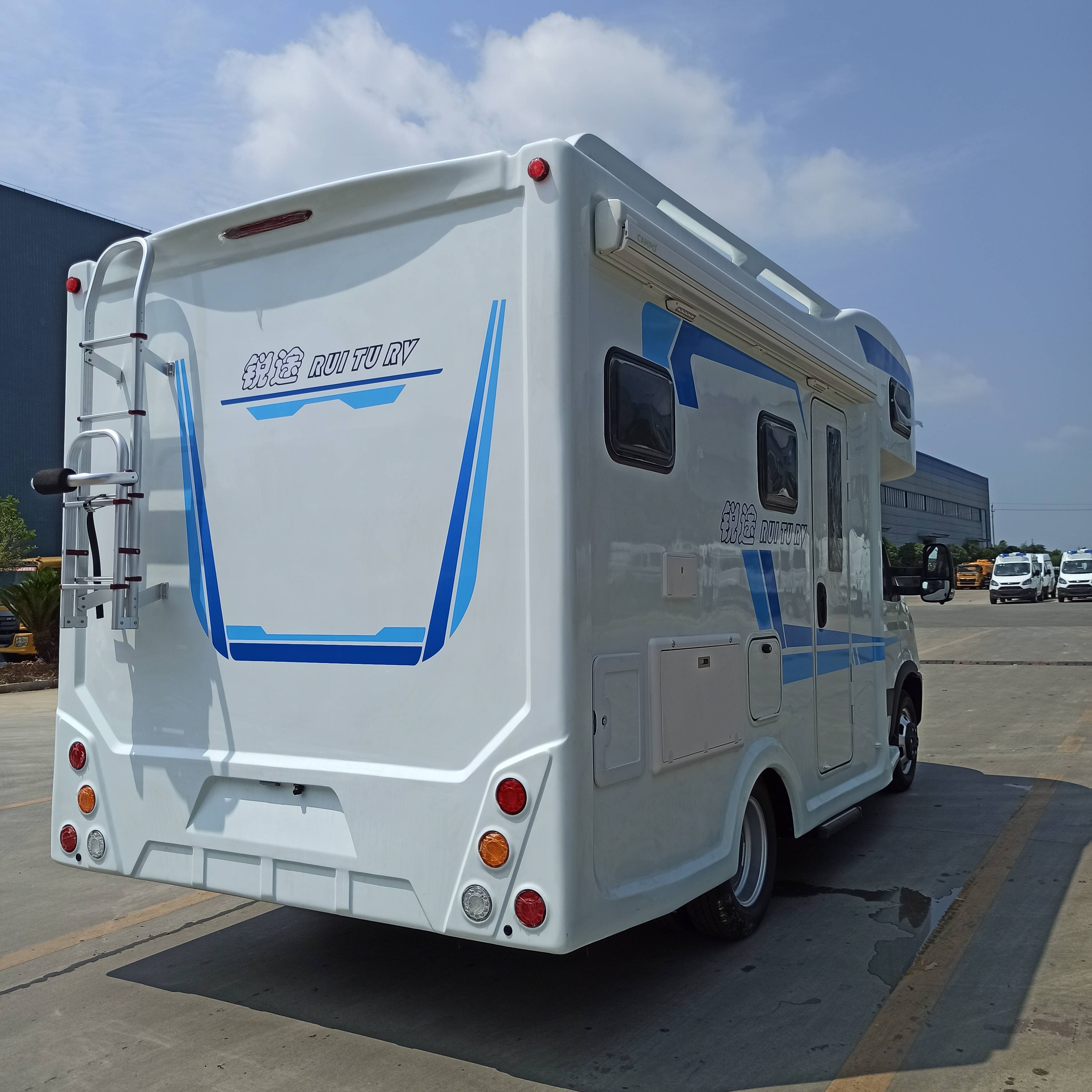 锐途四铺房车打着麻将去旅行办公娱乐两不误这就是向往的生活