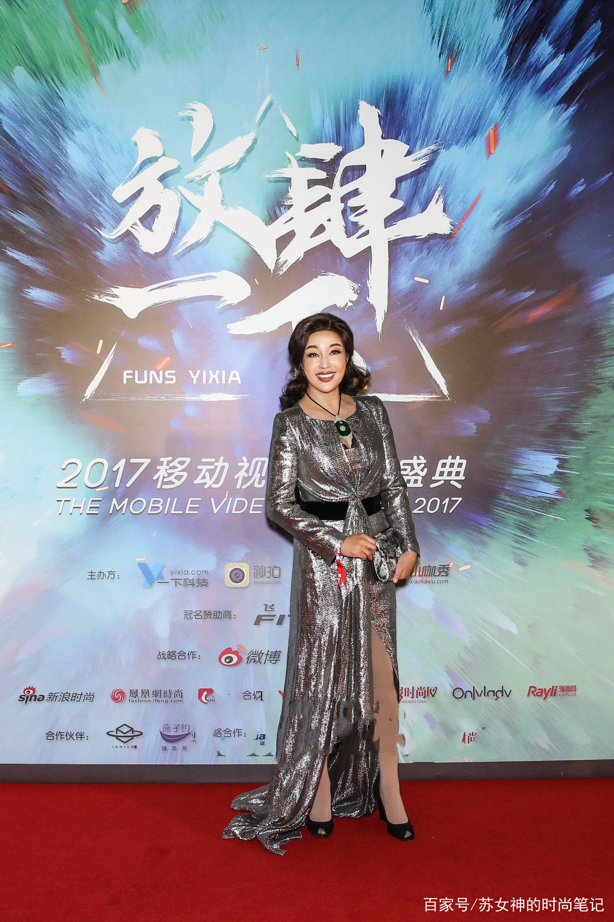 显得|女人过了50岁少穿阔腿裤，跟着刘晓庆这样穿，时髦大气又上档次！