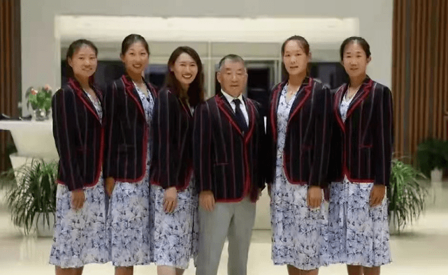 青花瓷|意大利失手了？奥运代表团服装像把西瓜穿身上，比中国青花瓷还土