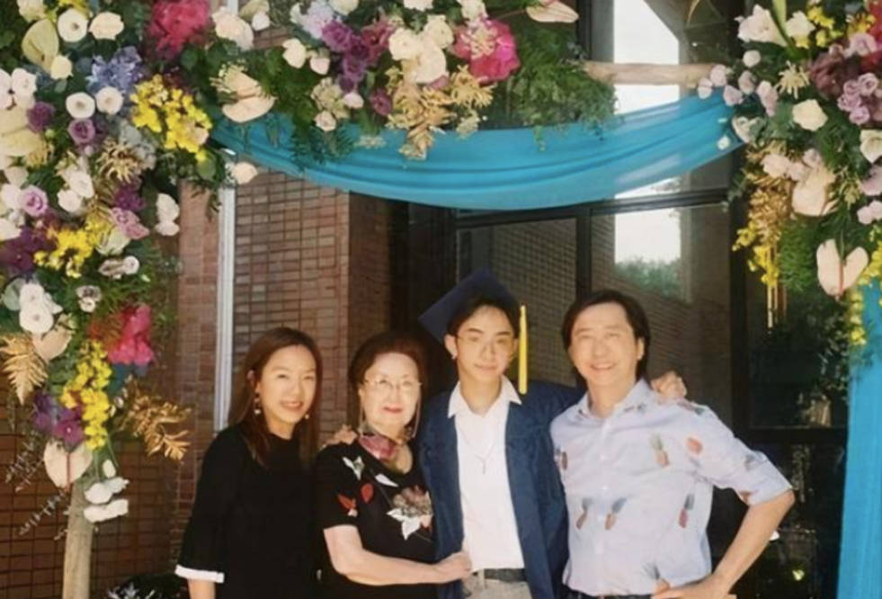 原创 庾翰睿再发女装照,伊能静表示尊重儿子,网友:庾澄庆都不管吗?