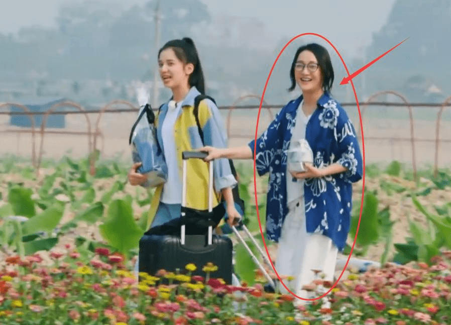 农活|周迅有钱任性，穿4万多的“香奈儿”干农活，戴顶草帽还挺接地气