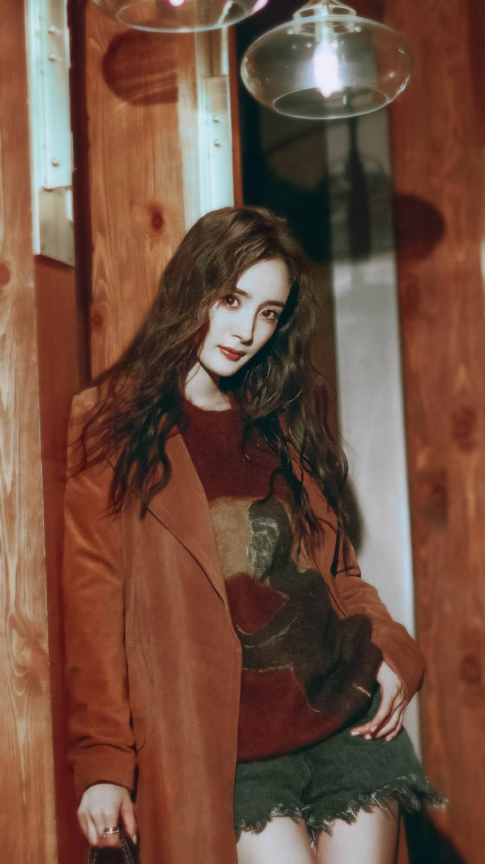 设计|杨幂不愧是个“小腰精”,身穿鎏金鱼尾裙大秀腰臀线,玩转渣女风