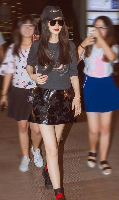 杨颖|Angelababy亮相街头,穿皮质短裙减龄俏皮,有几分韩国女团的感觉