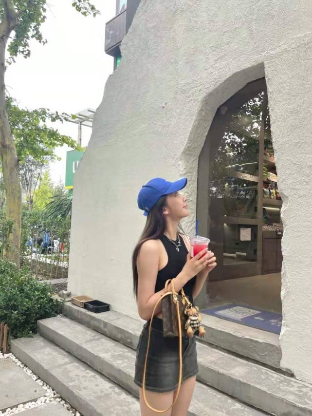 亮点|19岁都美竹颜值不输明星!穿碎花裙身材性感,硬刚吴亦凡超有勇气