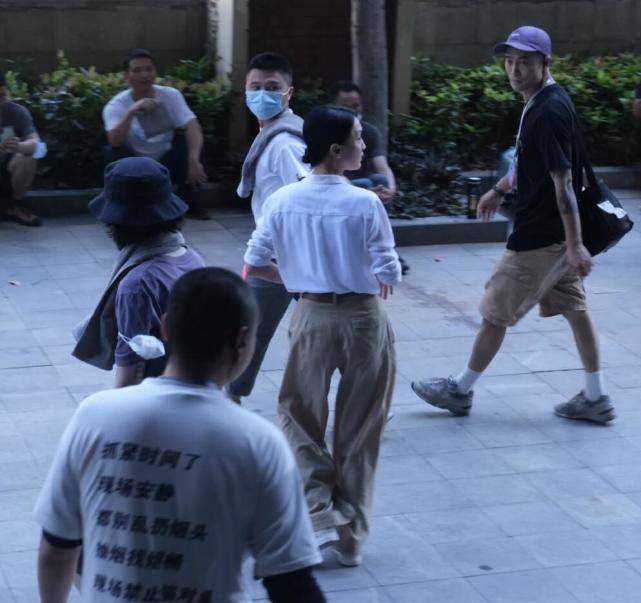 演技|在片场拍到周迅,身穿衬衫阔腿裤远看很减龄,近看有点邋遢了!