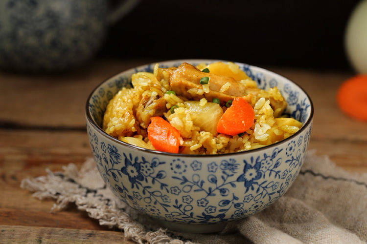 咖喱饭不用分开做 一个饭煲就搞定 有饭有菜真省事儿 老好吃了 鸡翅