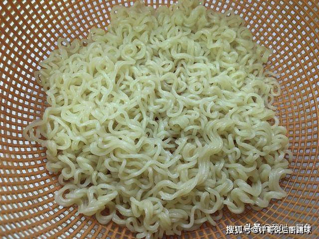 煎饼|早餐面条这样做，加两鸡蛋平底锅煎一煎五分钟就上桌，解馋还顶饱