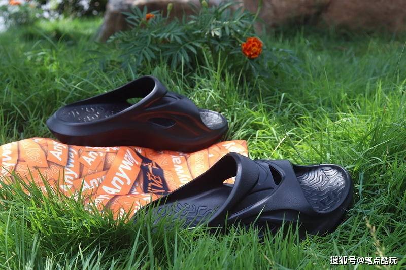 淌水|炎夏跑者，释放脚压！咕咚运动舒缓拖鞋体验