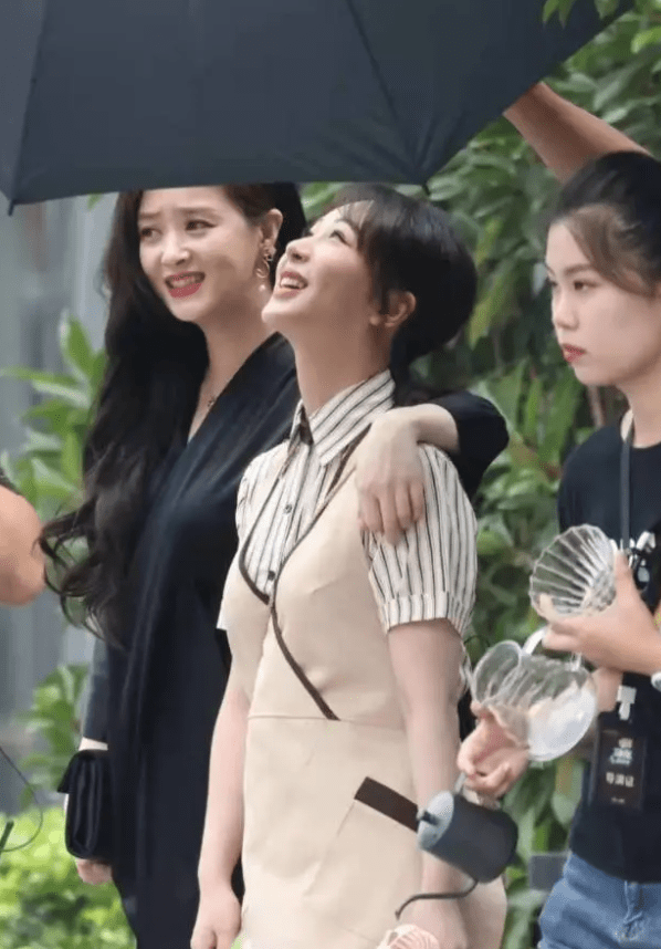 樊胜美|杨紫蒋欣同框，杨紫重现邱莹莹造型，梦回《欢乐颂》，太甜了