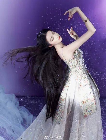 演艺圈|王楚然百变美图太清冷妖娆！雪肤娇嫩魅力不可小觑