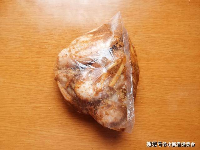 烤箱|烤翅这样做，味道赛过kfc，鲜香诱人，肉嫩多汁，一次一斤不够吃