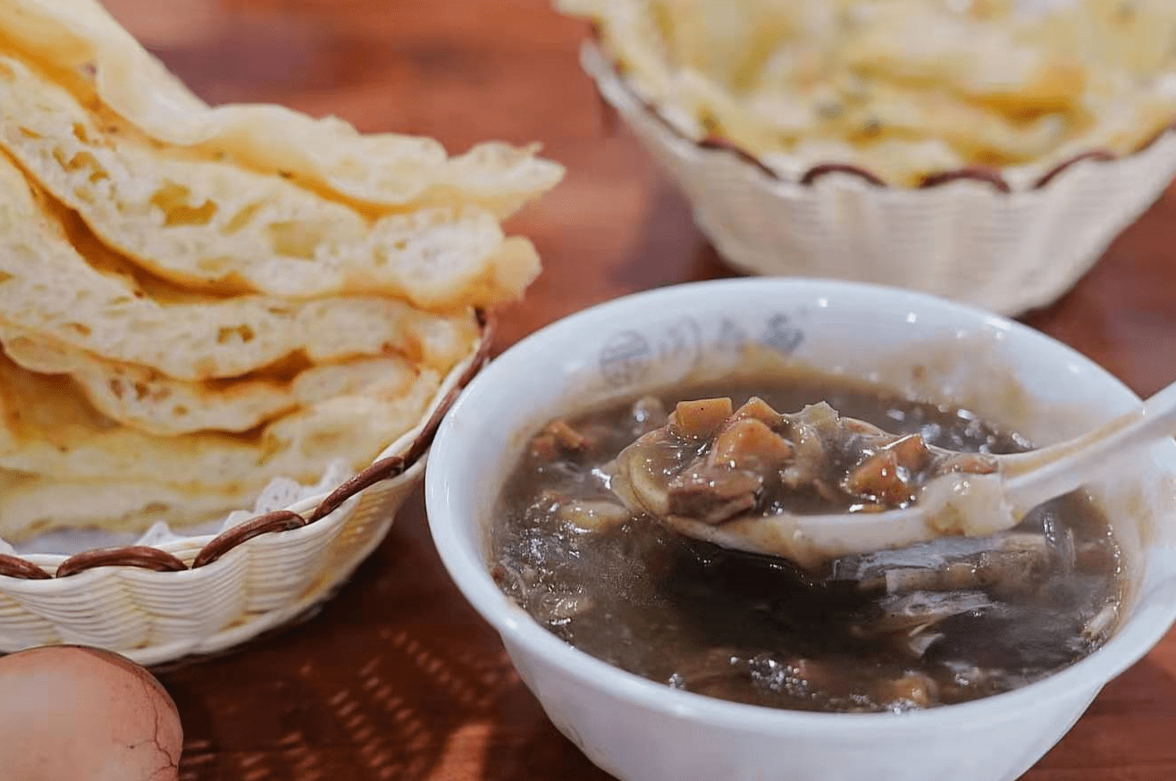 闪长雨胡辣汤配油饼简直早餐一绝