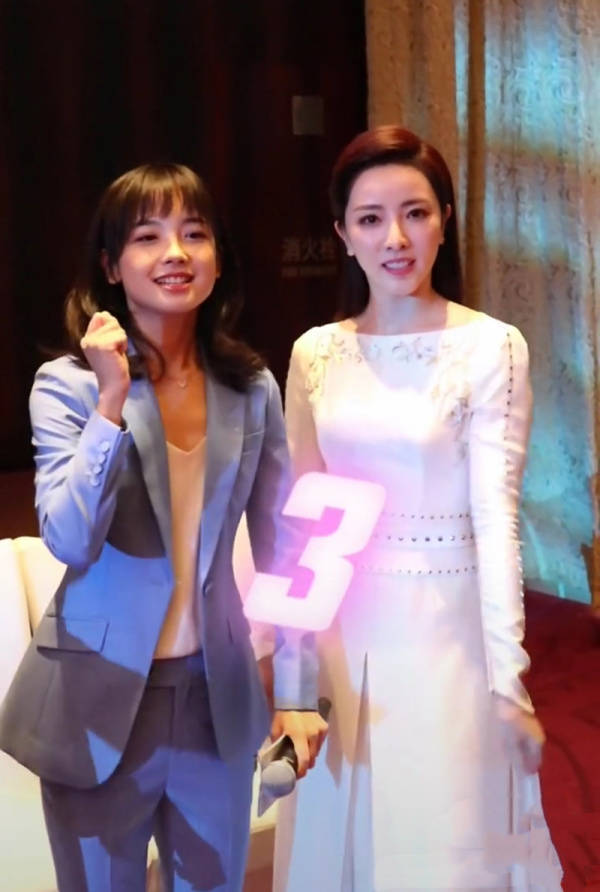 李思思|央视新老女主持同框比美，李思思穿白裙比王冰冰还嫩，姜还是老的辣