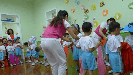 因为|幼儿园将推迟到六点放学，解决家长的大难题，但新问题更叫人苦恼