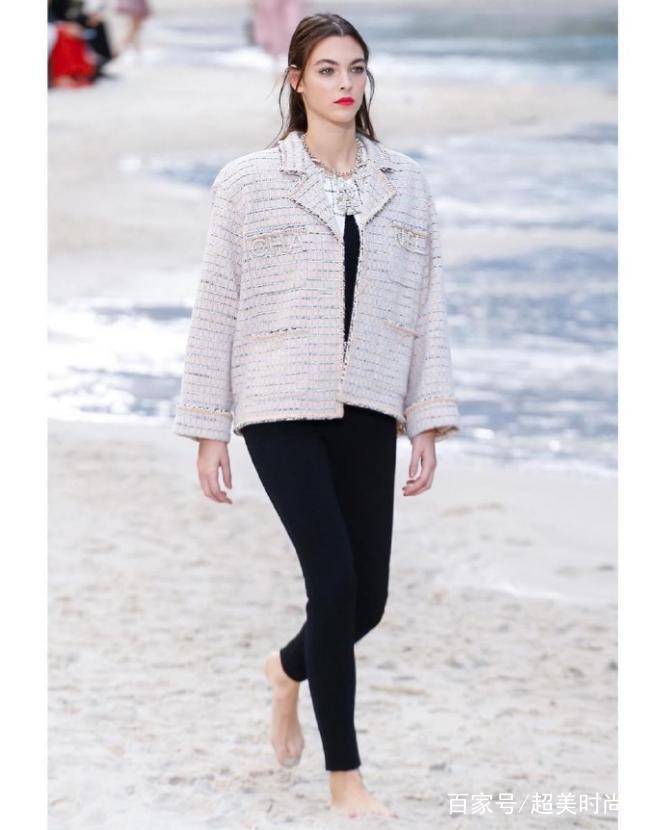 Chanel|高定周暮光女深V西装帅出新高度！嫁入豪门的网红晚晚也来看秀？