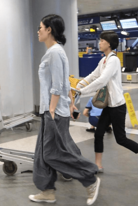 灯笼裤|王菲真不拿自己当明星!穿亚麻衫配灯笼裤,朴素穿搭难掩耀眼光芒