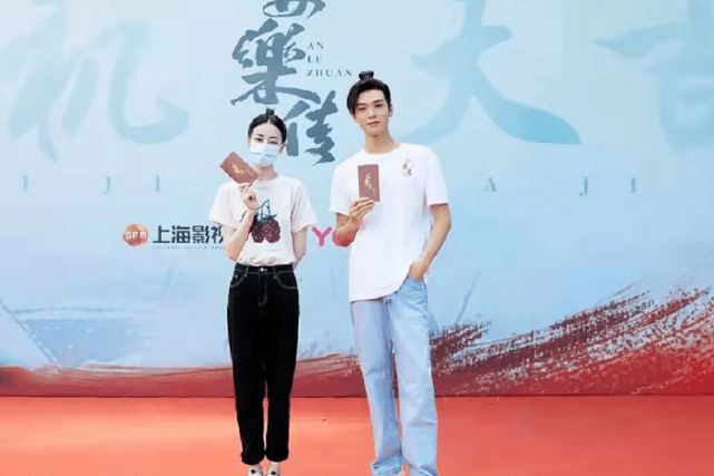 进行|龚俊成新晋顶流！梳古装发型穿牛仔裤大长腿吸睛，搭档热巴配一脸